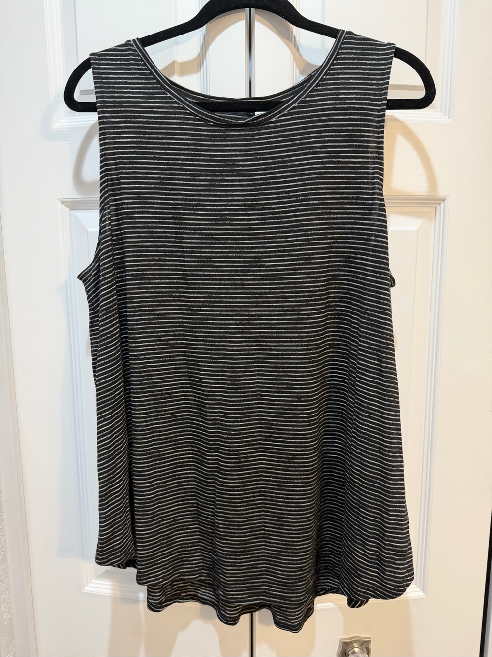 Old Navy Luxe Women’s Black and Silver Striped V-Neck Top Size XL